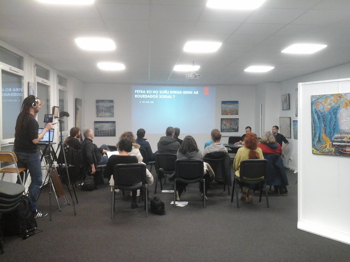 Setu lañset #MizBzhg ! 
Krouet oa bet dec'h da noz kont Twitter <a href="/MizBzhg44/">MIZVEZH AR BREZHONEG</a>  war-eeun 'kreiz an nozvezh "Plas ar #Brezhoneg er rouedadoù sokial". 
Frouezhus an danvez, hag e #Bzhg penn da benn ! Trugarez d'an holl berzhidi.
#BroNaoned #BZH #Naoned #MizBrezhoneg #MoisDuBreton