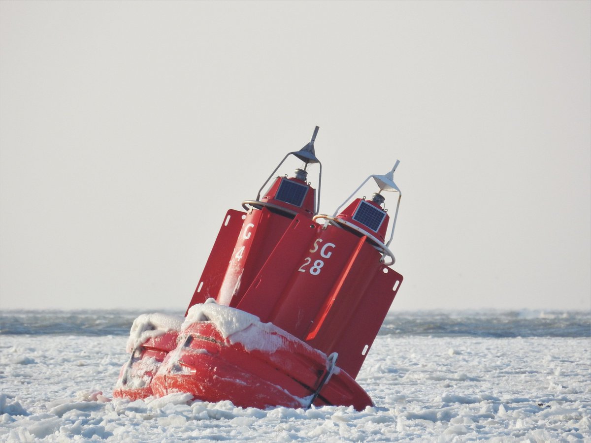 Door toenemende ijsgang op de Waddenzee raken sommige boeien uit positie en in dit geval zochten ze elkaar op.