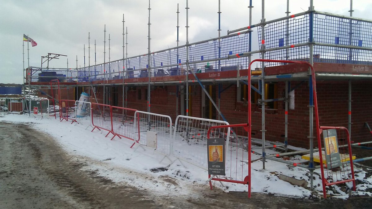 _markhams's tweet image. Services being laid to the Shared Ownership units with 1st lift brickwork complete to the Affordable Rent units up at kew for @AdactusHG @Adactus_dev @SnuggLiving ... no sign of the daffodils yet though #springintowinter 🌼☀️🌧️❄️🤪