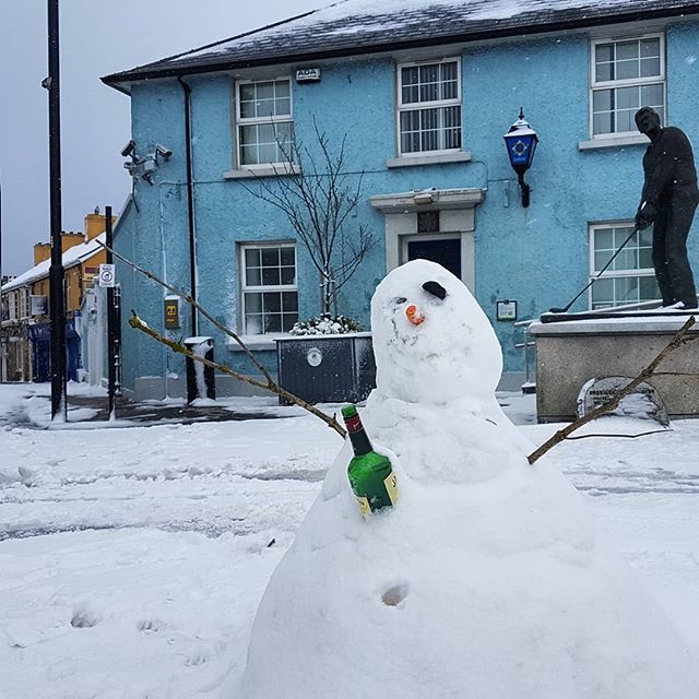 portobellowild's tweet photo. Oh they were out early this morning in #ballybunion #snow #seasidesnow #snowday #kerry #snowman https://t.co/GcRmvrWgME https://t.co/RiAcVStvPY