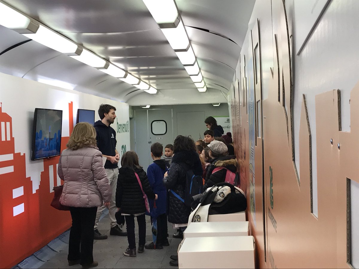 TrenoVerde's tweet photo. Il #TrenoVerde di @Legambiente è a #Potenza! A bordo moltissime classi, curiose di sapere come fare per avere un #futuro100%rinnovabile! https://t.co/SFgrmAnd9E
