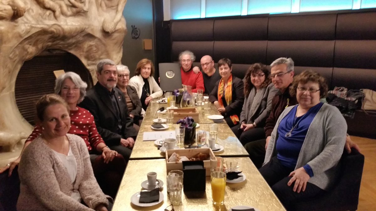 amauthausen's tweet photo. Con @catmemoria @AMICALRAVENSBRU Y Triangle Blau en la @FondaEspanya . Memoria,  arte Y simbologia en la litografia de la placa de @gencat en Mauthausen https://t.co/j55oNuQNKo