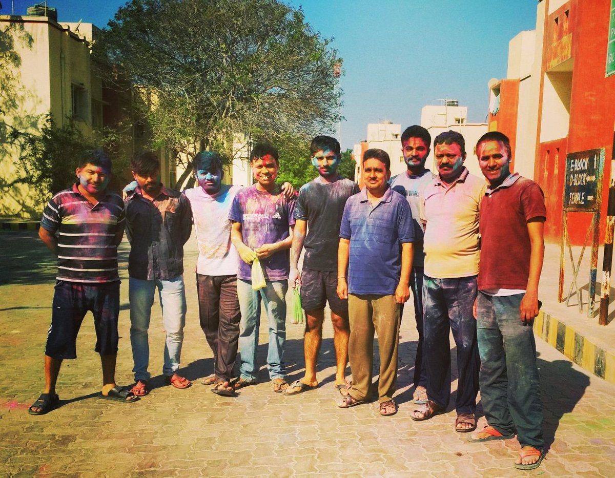 HimmatGarva's tweet photo. Because the psych gang is life!! 💖
#guesswho #holi2018 #sanghipuram https://t.co/J6kv4ZvTpy