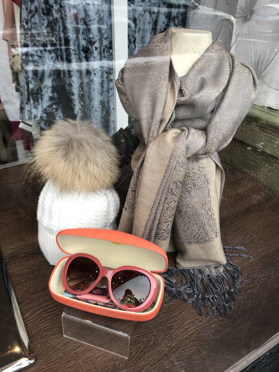 FanyBoutique's tweet photo. Wrap up weather 🖤
Scarf £29.95
Hat £25 
Sunglasses £29.95 
.
.
.
.
.
.
.
.
#winter #snow #beastfromtheeast #wrapup #scarf #hat #sunglasses #accessories #fashion #fashionstyle #blogger #wirral #boutique https://t.co/MP5aaH1tN5