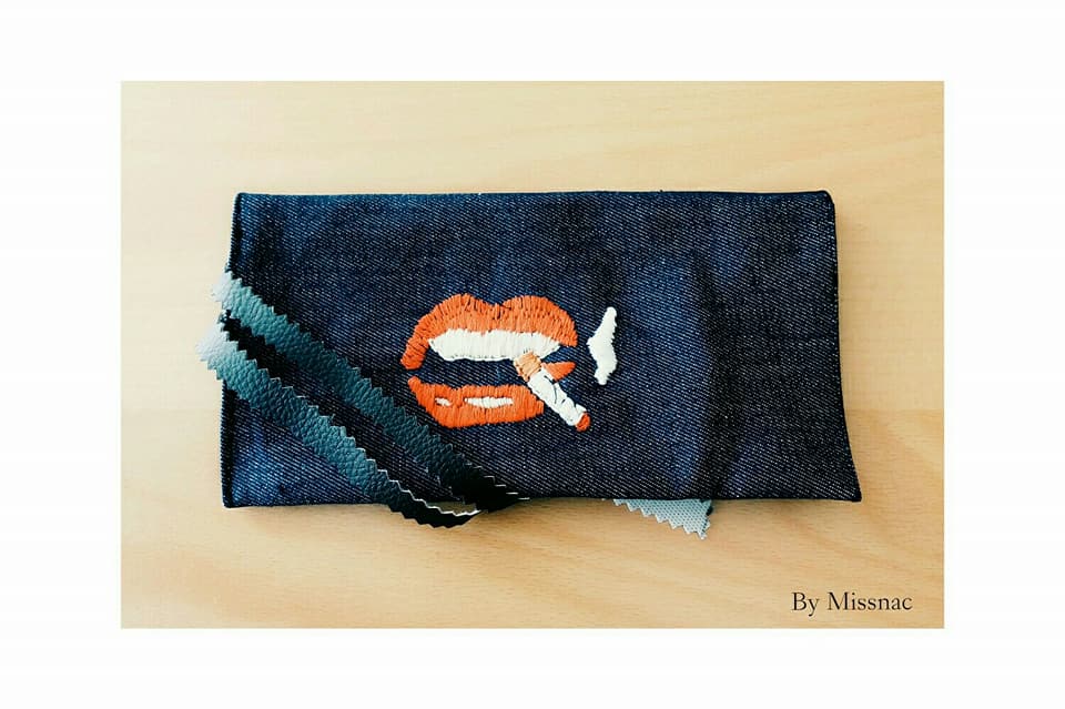 Missnac13's tweet photo. 📺📻breaking news📻📺 
Aujourd'hui la blague à tabac "kiss my cigarette morue" brodée à la main est à 10€ au lieu de 15€ et le collier "Bat Love" à 10€ au lieu de 14€ sur @ungrandmarche 😍
On en profite les minettes 💥 
Lien--> https://t.co/nXA3DVEFui #madeinFrance #faitmain https://t.co/RfH2vEEIXk