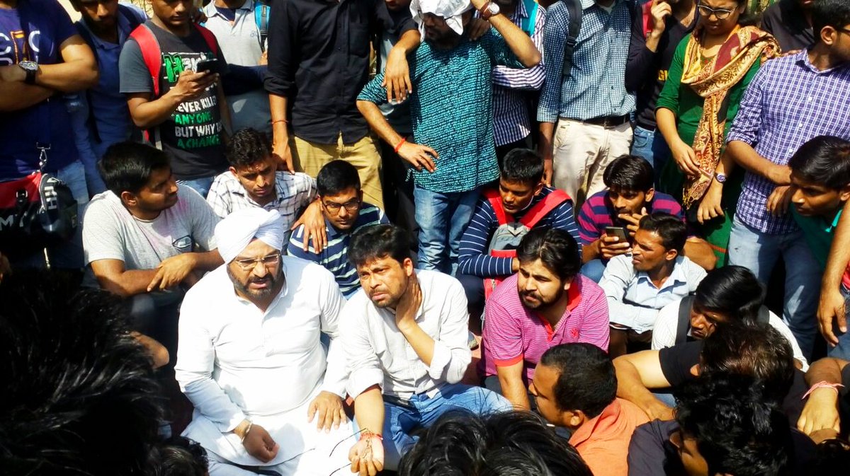 AnupamConnects's tweet photo. जब देश हमारा होली के जश्न में डूबा है, रंगों में सराबोर है, तो हमारी युवा शक्ति एसएससी मुख्यालय के बाहर #काली_होली मनाने को मजबूर है!

भविष्य ही जब अंधकार में हो तो देश का युवा आख़िर होली कैसे रंग-बिरंगी मनाए? 

#SSCBlackHoli 
#SSCExamScam https://t.co/FTLfX8oCVU