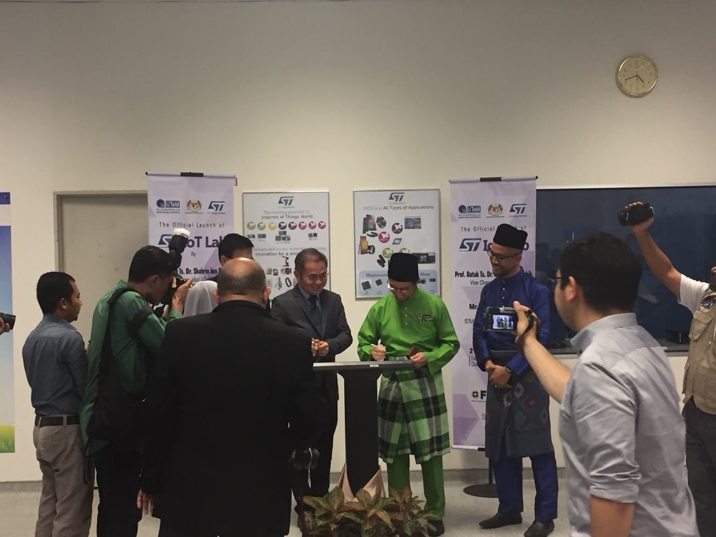 telecsaftkek's tweet image. [2 March 2018] 

The Official Launch of ST IoT Lab by Prof. Datuk Ts. Dr. Shahrin Bin Sahib, Vice Chancellor UTeM &amp;amp; Mr Tan Chun Sheng, General Manager STMicroelectronics Sdn Bhd. 

#IoTLab 
#FKEKK
#EcCESSFKEKK