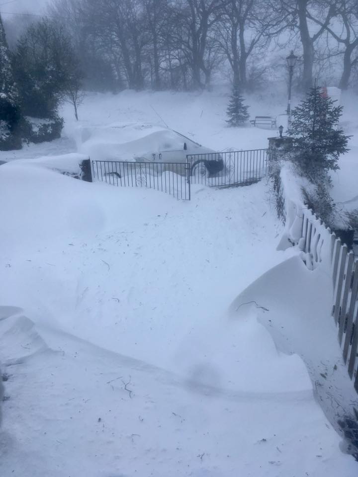 jasekeen's tweet photo. This is from a mate in Cumrew, Cumbria who needs help.
We need help ! That’s my van under a snowdrift and I have been here since Tuesday! CA8 9DD @CumbriaCC, @Cumbriapolice, @BBC_Cumbria #BeastFromTheEast #stromemma https://t.co/vdAgzpY7Lb