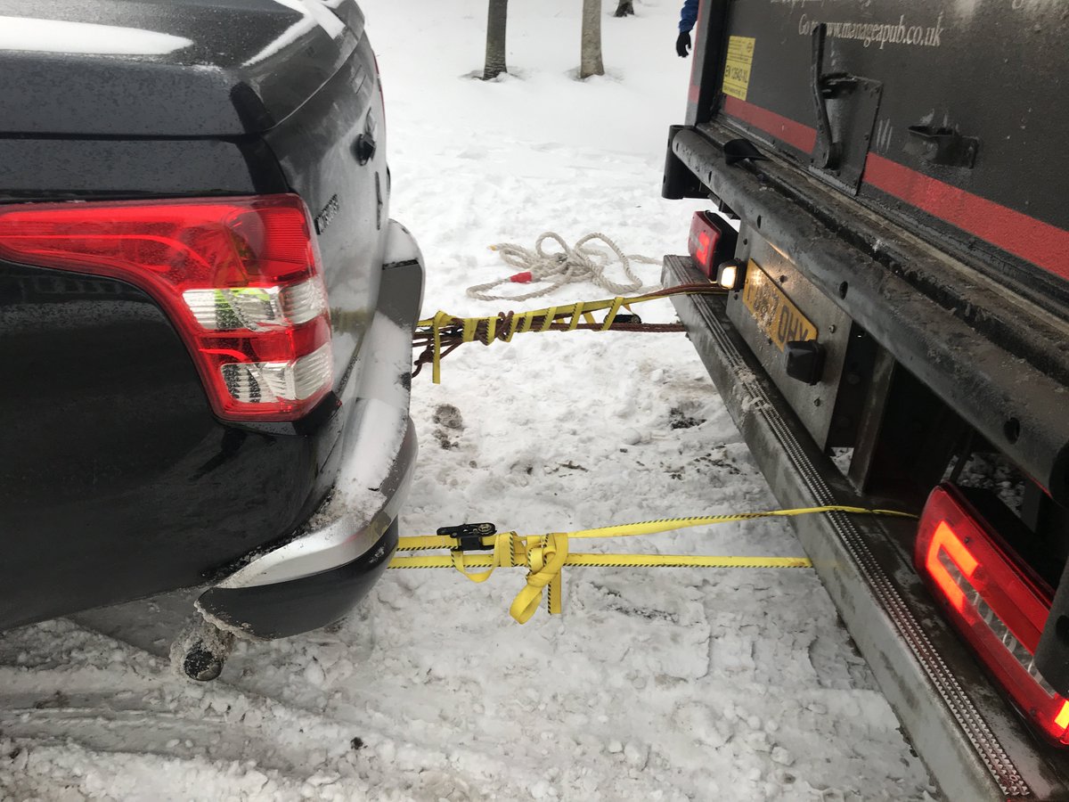 Red_Pennycook's tweet image. Pop out to get some bread and milk. End up towing a @greeneking wagon out. #snowproblem