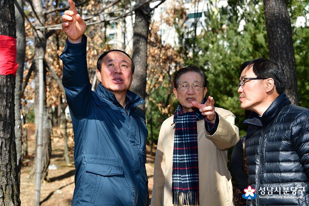 falcontm65's tweet image. 2018.03.02 분당구청장(유규영)은 구청장 취임 동방문 인사회시 건의사항으로 백현동(동장 권미순) 판교 현대백화점 앞 백현마을 1단지 공공공지 대책을 녹지공원과(김명수 과장)과 함께 현장을 점검하고 왔습니다. #성남시 #분당구 #유규영 #공공공지