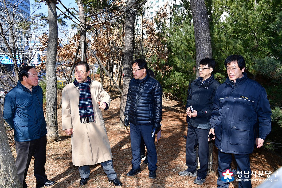 falcontm65's tweet image. 2018.03.02 분당구청장(유규영)은 구청장 취임 동방문 인사회시 건의사항으로 백현동(동장 권미순) 판교 현대백화점 앞 백현마을 1단지 공공공지 대책을 녹지공원과(김명수 과장)과 함께 현장을 점검하고 왔습니다. #성남시 #분당구 #유규영 #공공공지