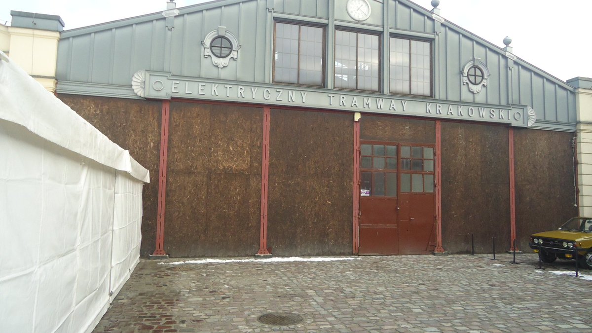 MITKrakow's tweet image. Zdjęcie przed i po procesu rewaloryzacji naszego muzeum w okresie od 2000-2008 roku. Nieźle się zmieniliśmy ❗️#rewaloryzacja #MIMKrakow