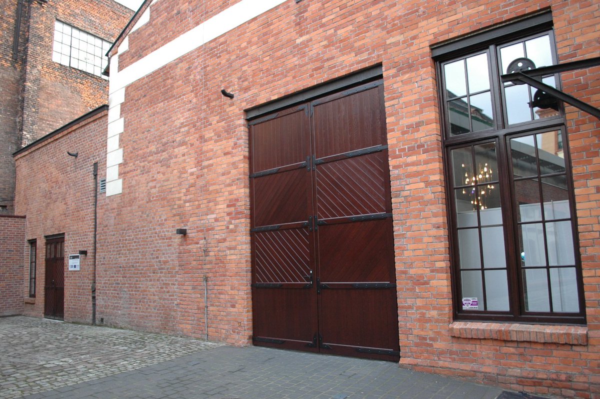 MITKrakow's tweet image. Zdjęcie przed i po procesu rewaloryzacji naszego muzeum w okresie od 2000-2008 roku. Nieźle się zmieniliśmy ❗️#rewaloryzacja #MIMKrakow