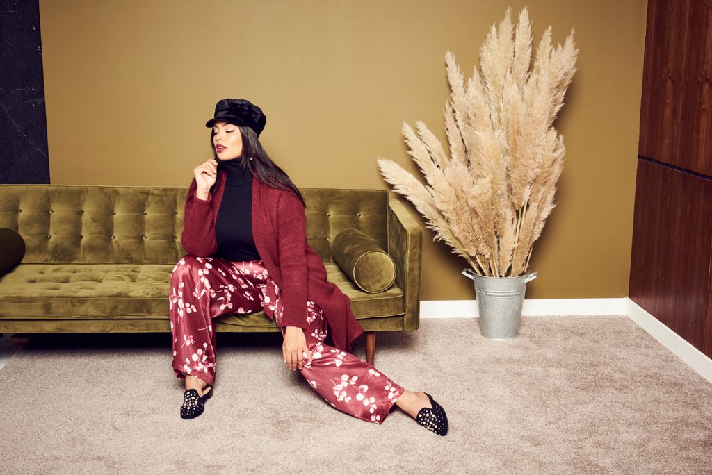 SimplyBeUK's tweet photo. Time to relax take it easy looking comfy but gorgeous this #Friday ❤️️

https://t.co/Xpg4ihJPDL https://t.co/5zWBSNdtgy
