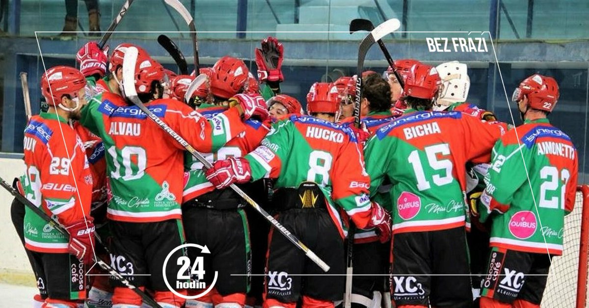 Jaké je hrát hokej na úpatí nejvyšší hory Evropy? Útočníci druholigového Hockey Club Mont-Blanc Petr Hučko a Mikuláš Bícha vám ukáží, jak jinak může vypadat rozehřátí před zápasem nebo za co můžete na týmové poradě dostat pokutu. 
►bezfrazi.cz/24-hodin-mikul…