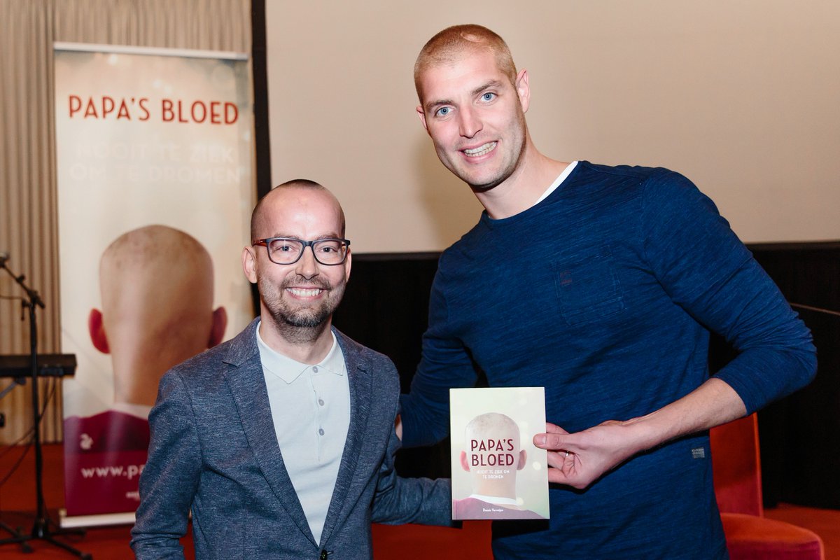 Maarten van der Weijden gaat 36 uur zwemmen voor overleden Dennis. Dennis schreef het boek papa's bloed over zijn ziekte. bit.ly/2F88YVf #papasbloed #matchis #stamceldonor #maartenvanderweijden