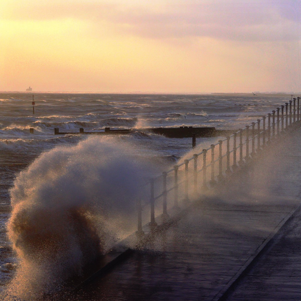 gybk's tweet photo. @GrimsbyTel Cleethorpes this morning. Wild, wet and beautiful. https://t.co/stRz0JqLth