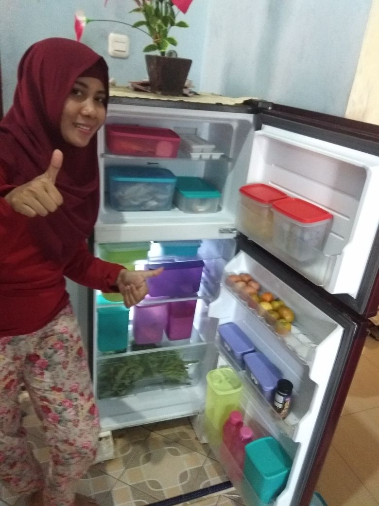 umi_hariyanti's tweet photo. #IniKulkasGue rapi kan? semua ini berkat produk @tupperwareID kulkasku terlihat lebih rapi & bersih,aku juga bisa menyimpan jauh lebih banyak bahan makanan, sehingga memudahkan mencari & menemukan bahan yang aku butuhkan.
#TupperwareFridgeCollection
@hidaa11 @W4r_1 @myti_ah https://t.co/NngnJoo8ZC