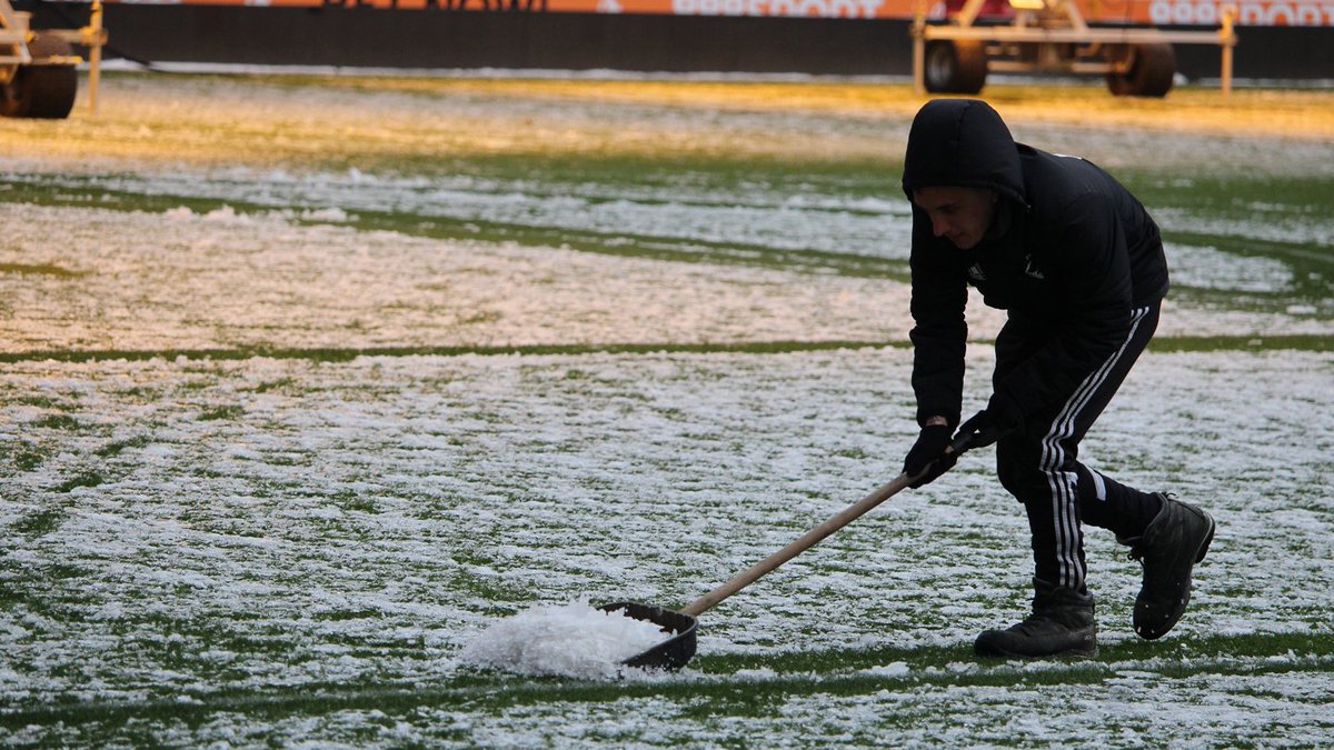 NFFC's tweet photo. ❄️ The #NFFC ground staff and academy players are working hard to clear the pitch and the stands at The City Ground to ensure tomorrow's game against @BCFC goes ahead.

#ThatLovingFeeling https://t.co/QeB09KAyIj