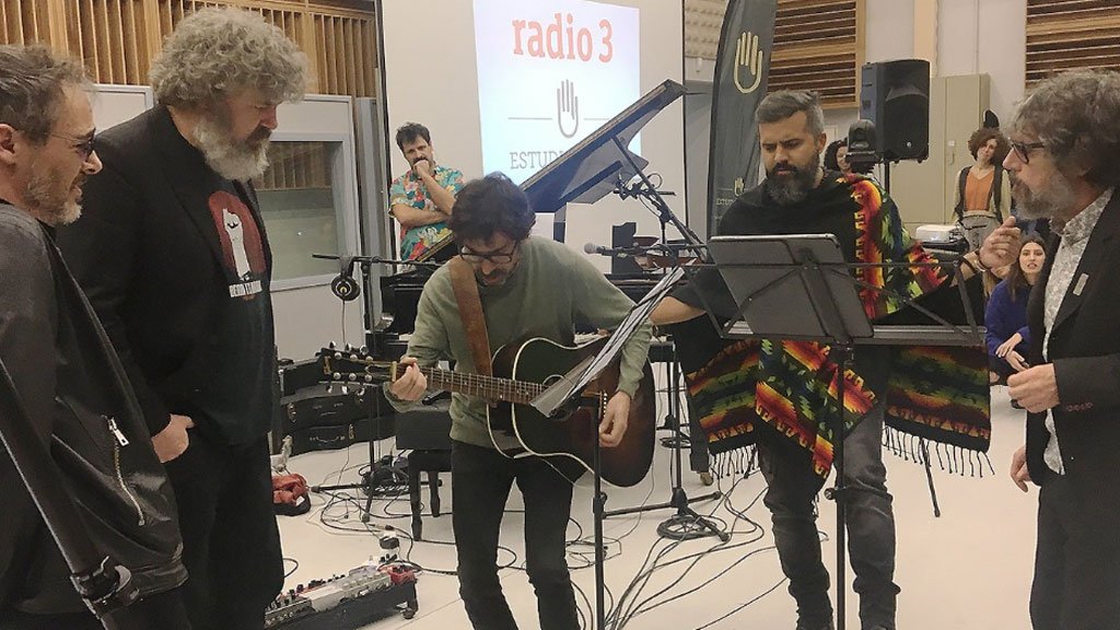 rne's tweet photo. Así suena "Reina Leia", la canción elaborada en #LaResidenciaRadio3 por @ivanferreiro y @loveoflesbian. ¡Temazo! https://t.co/NEbWm1NgSr @radio3_rne https://t.co/c4CzqJUeEb