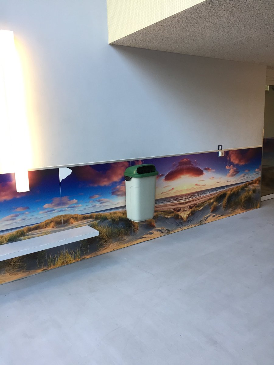 Samen met afdeling Onderhoud op pad om kapotte wandbekleding in wooncomplex Zilverzijde/Erasmusweg te laten vervangen voor nieuwe.