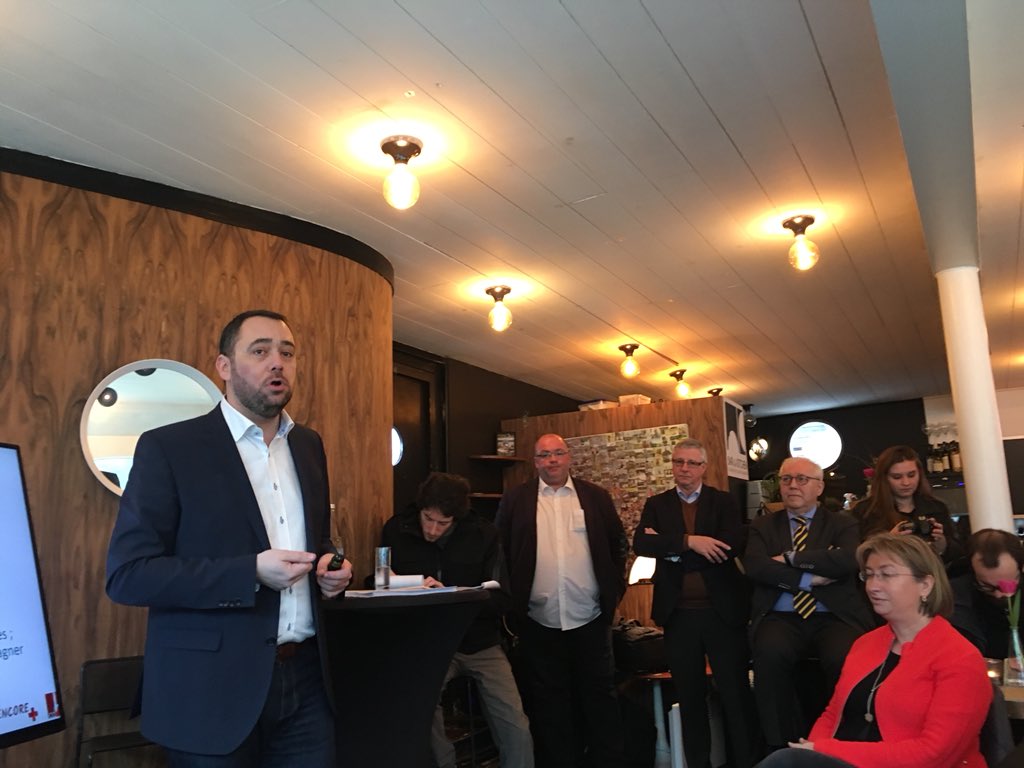 gregorycanalc's tweet photo. Présentation des candidats du Cdh pour les communales à Namur. Derrière Prévot, Lazaron, Auspert, Scailquin et en bout de liste Sohier. Reportage ce soir dans jt @CanalC_TV https://t.co/YpMEIW95ZR