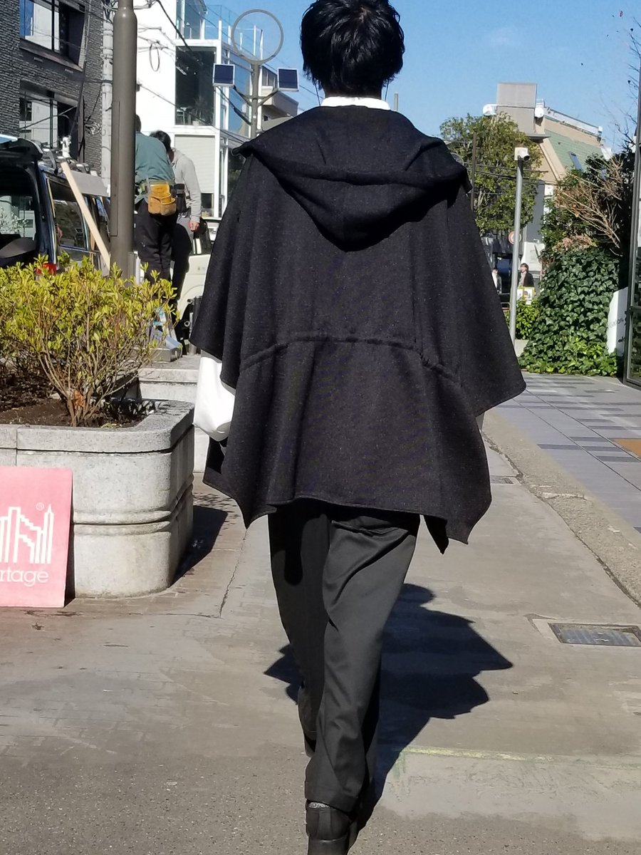 How to be goth a/f and work a corporate job.  #Tokyo has it on lock and doesn't even need to try

#illFlaneur #tokyoFashion #tokyostreetstyle