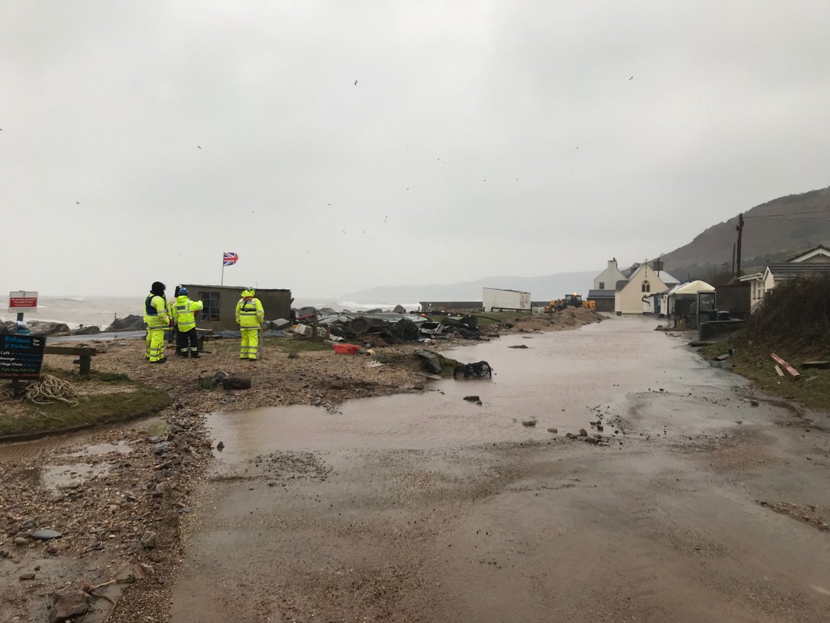 Big damage at Beesands Coastguard on scene <a href="/Devon_Hour/">#DevonHour</a> <a href="/emmathomasson/">Emma Thomasson</a> <a href="/BBCSpotlight/">BBC South West</a>