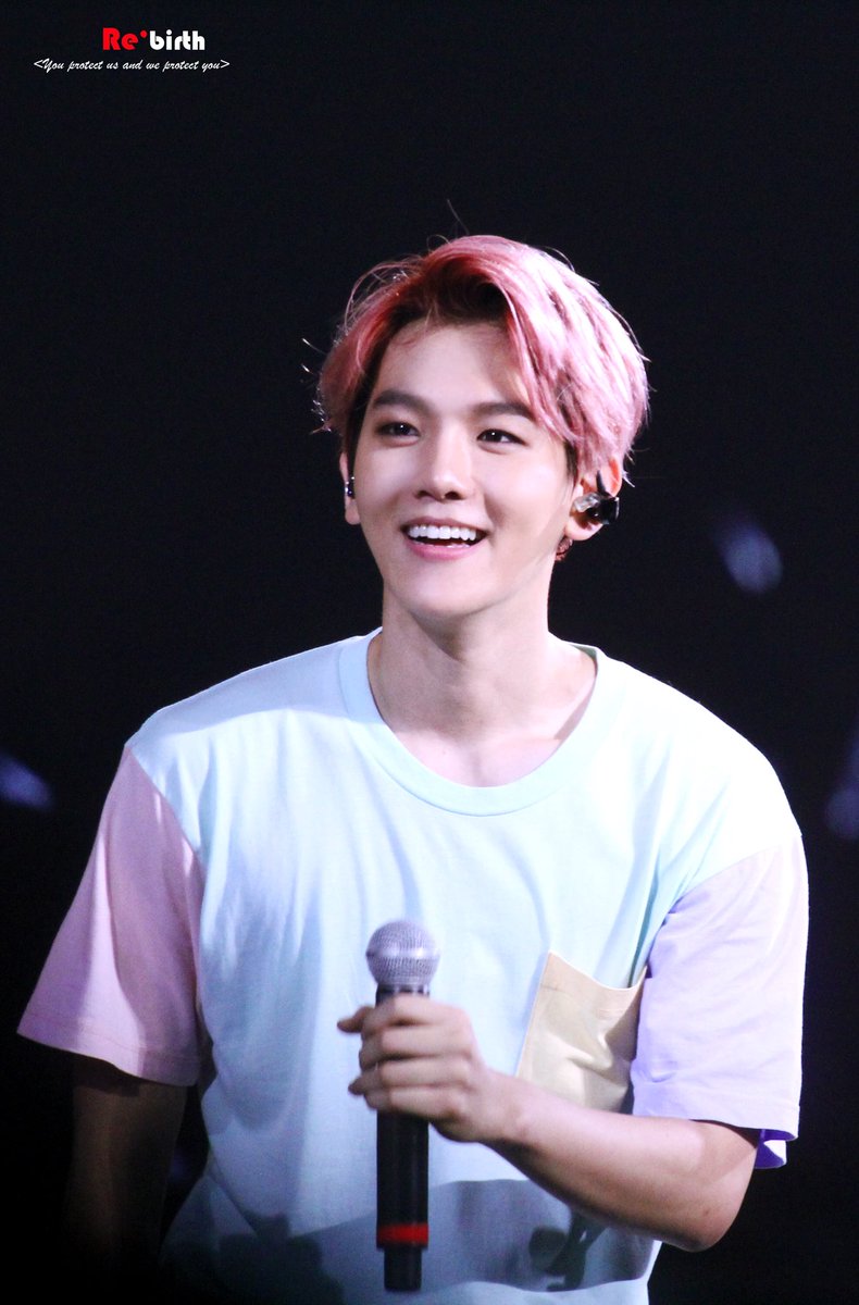 baekhyunshair's tweet photo. —Pink🌺

#iHeartAwards #BestFanArmy #EXOL @weareoneEXO https://t.co/YrSK31tWMt