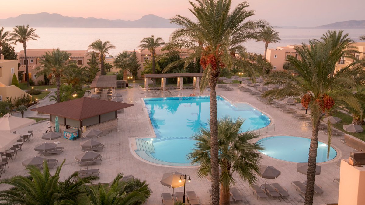 HorizonKos's tweet image. #poolbynight #poollights #sunsettime #palmtrees #cantwaitforsummer #horizonbeachresort #holidaysingreece