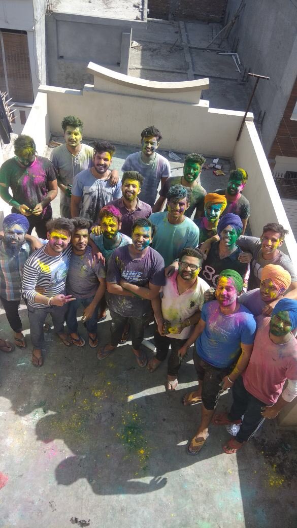 varinder406's tweet photo. #Holi_celebrations 
#Holi2018 
#yaar_beli
#RangBarse 
😍😍👌 https://t.co/jm7mcxe7V3