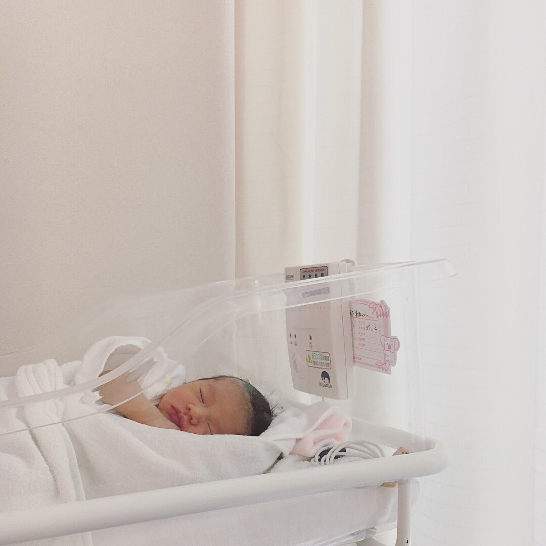 3月1日、無事女の子を出産しました。
3度目の帝王切開、最後の妊娠でしたが母子ともに健康です。
家族はこれで5人となりました。
みなさま今後とも、よろしくお願いいたします。