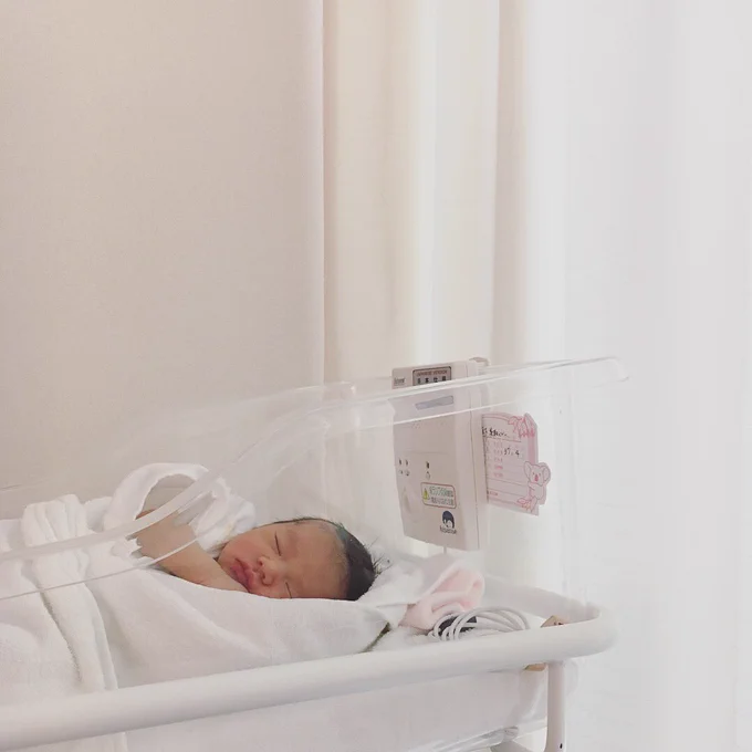 3月1日、無事女の子を出産しました。
3度目の帝王切開、最後の妊娠でしたが母子ともに健康です。
家族はこれで5人となりました。
みなさま今後とも、よろしくお願いいたします。 