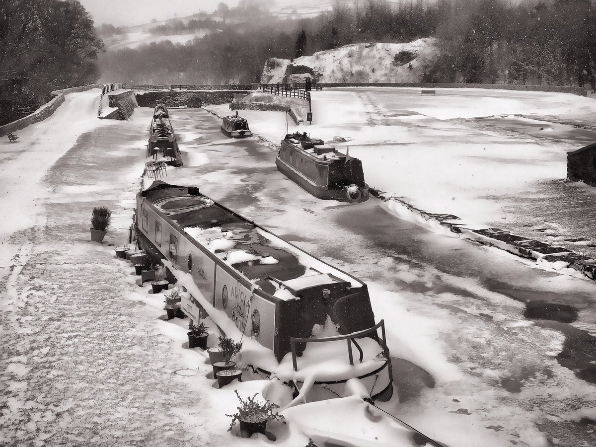 liveforthehills's tweet photo. Ice-locked boats at Bugsworth Basin yesterday #notgoingfar #BeastFromTheEast #buxworth #derbyshire #weather https://t.co/NT9KwRXOLT