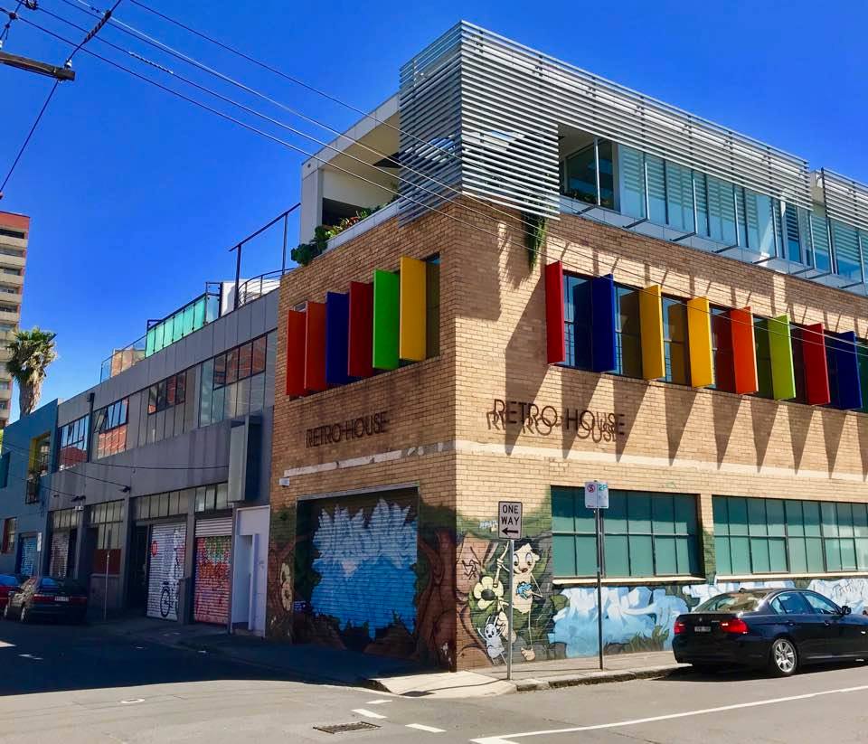 MelbourneUrban's tweet photo. The Retro house #Apartments, Argyle St, #fitzroy .
#Melbourne #Australia #arquitectura #living #urbanart #coolwindows https://t.co/dgCqU0hYhB