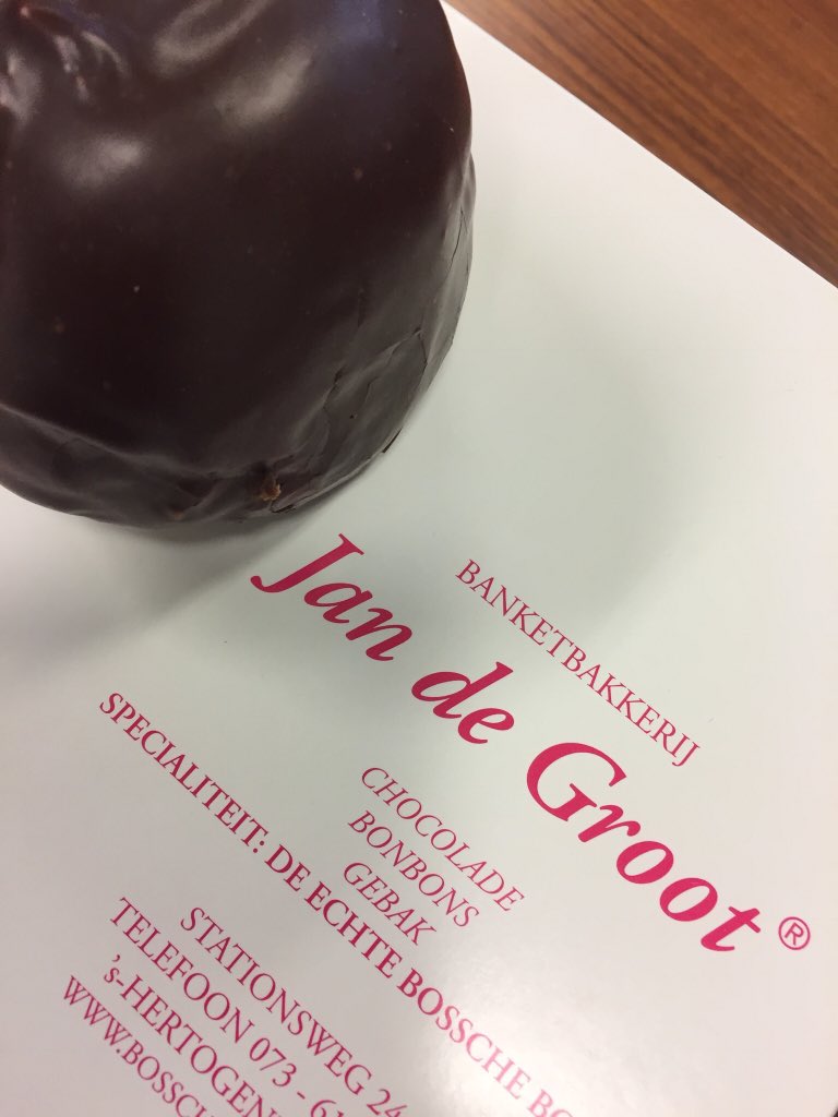 Ik hoor er de laatste tijd veel goede verhalen over, dus toch maar eens geproefd. En eerlijk is eerlijk, deze chocoladebol komt in de buurt van die van <a href="/EMTEnl/">EMTÉ Supermarkten</a> #shertogenbosch #bosschebol