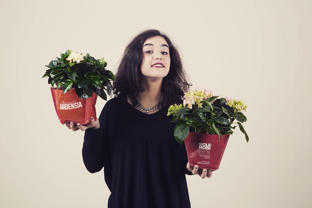 Il 3 il 4 e l’8 marzo arriva in 500 piazze italiane #Gardensia. Venite a conoscerla! Con una pianta di gardenia o una di ortensia, o entrambe, potrai sostenere la ricerca per fermare la sclerosi multipla. #Gardensia #SMuoviti 🌷🌹💐