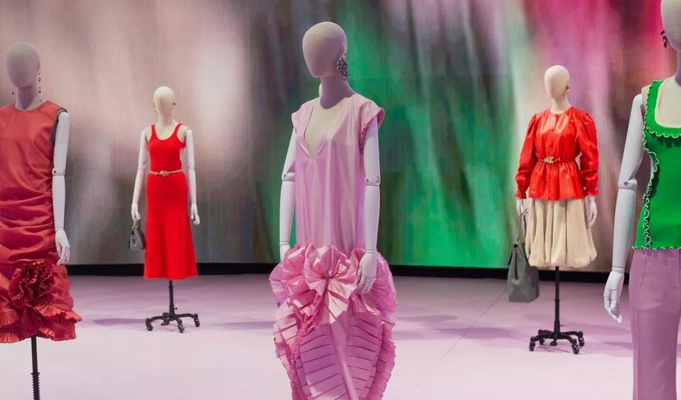WindowFrance's tweet photo. We were extremely proud to see our mannequins from the Absolute vintage collection be part of the @MulberryEngland presentation at the @MarquardtART gallery for the parisian fashion week.

Always pleased to collaborate with such brand !
Product details: https://t.co/JlBiSueCcE https://t.co/VztvM83OFk