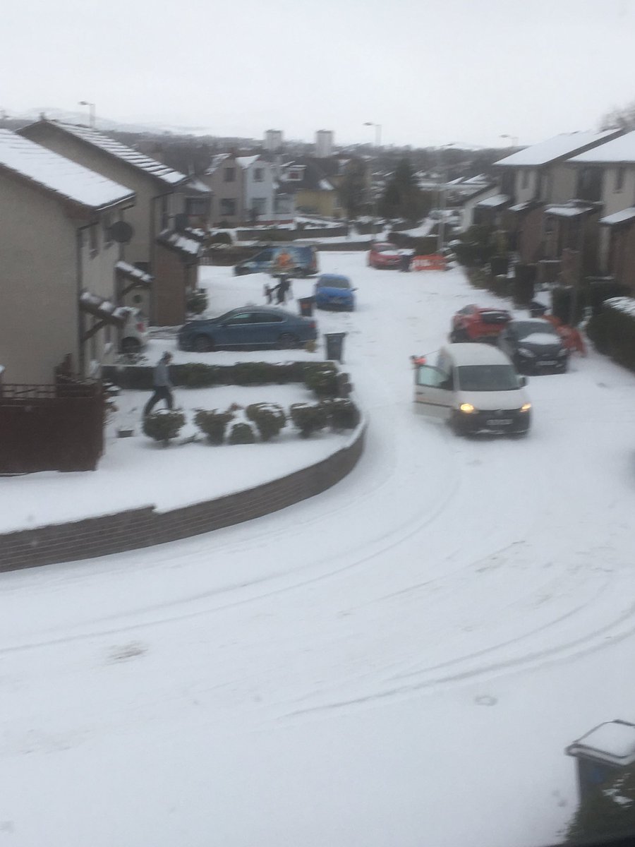 jogdundee's tweet image. Might still be snowing but fish van man delivered right to the door. #regularcustomer #properservice :-)