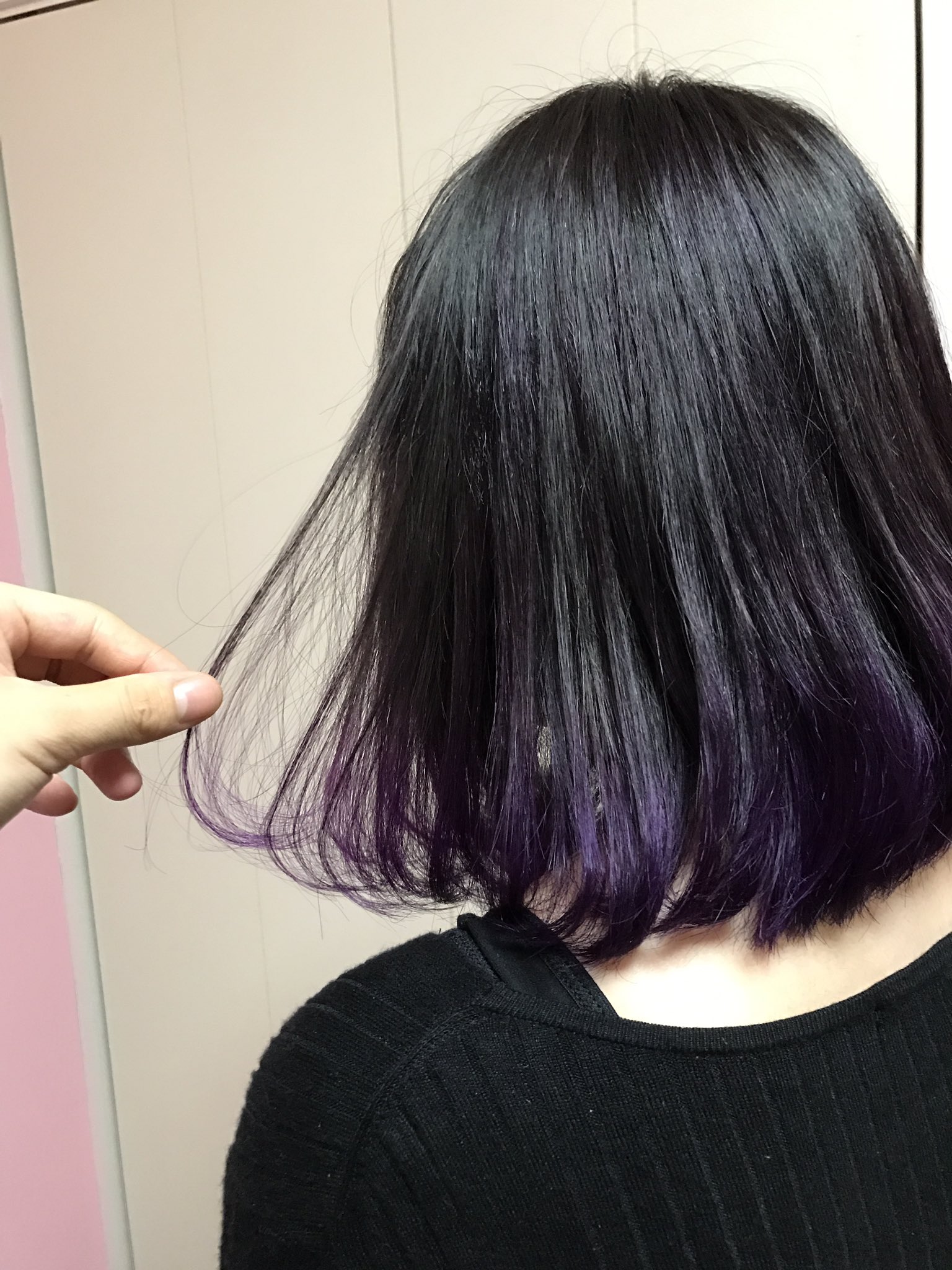 Hide 3 18ストリートエマジニーinアメ村 Before After 3枚目の状態から cmぐらい切り 前下りのボブにしました カラーは エンシェールズの ダークシルバーとショッキングパープルを使い グラデーションに カラー特訓中なんで誰かやらして