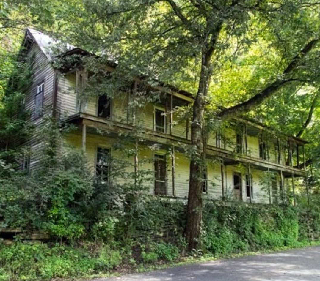 ATennesseelife's tweet photo. The Higdon Hotel

Built in 1914 in Polk County, TN to accomodate new people traveling via the railroad. 

Lost in time. https://t.co/zf5Jlh9Vvv