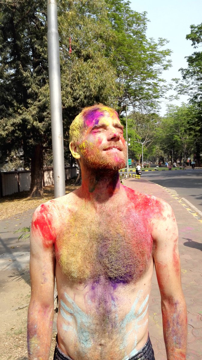PeliSimoneKoffy's tweet photo. Festival dei colori. #Holi2018 https://t.co/jOl1eFkvT7