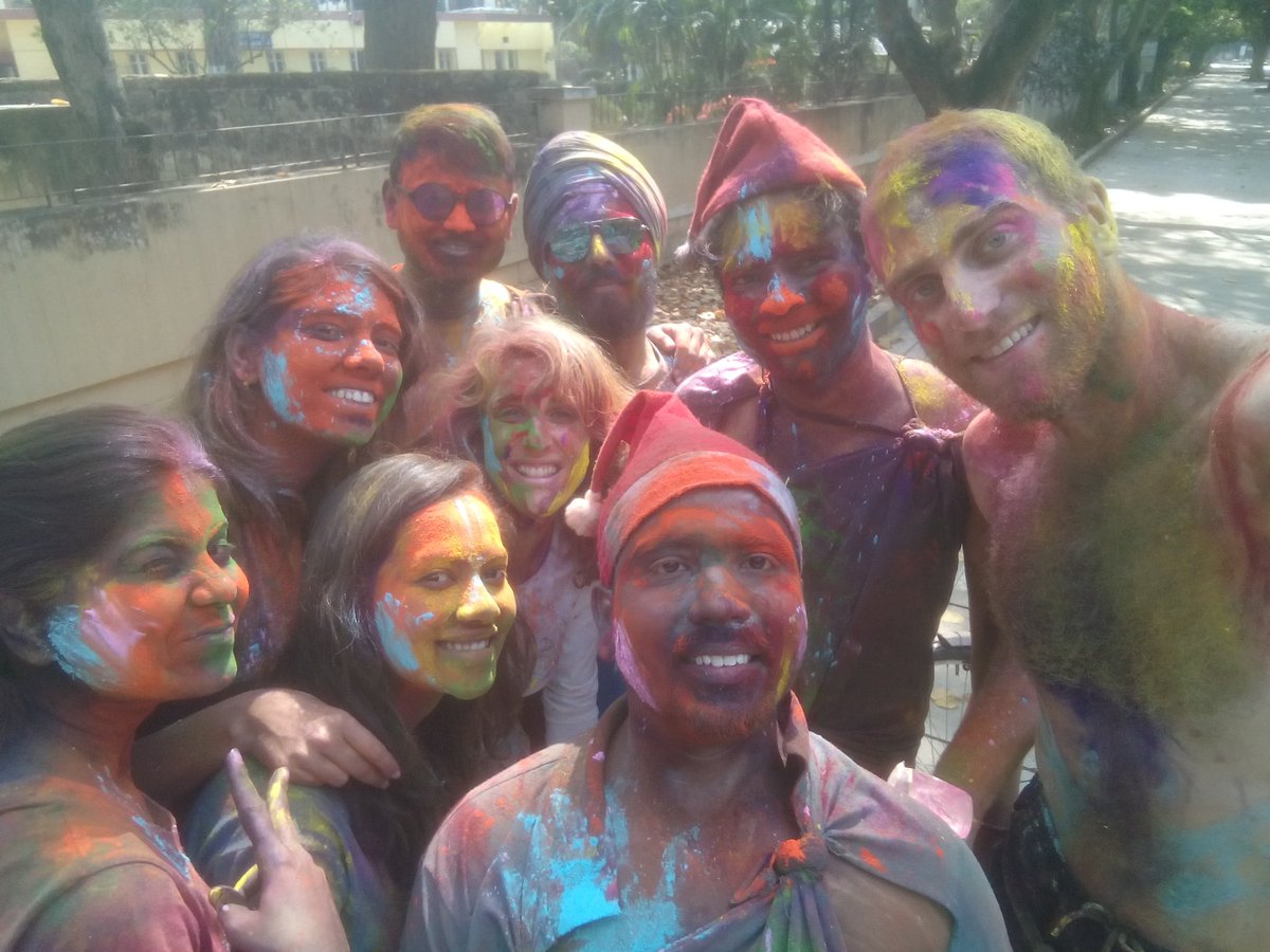 PeliSimoneKoffy's tweet photo. Festival dei colori. #Holi2018 https://t.co/jOl1eFkvT7