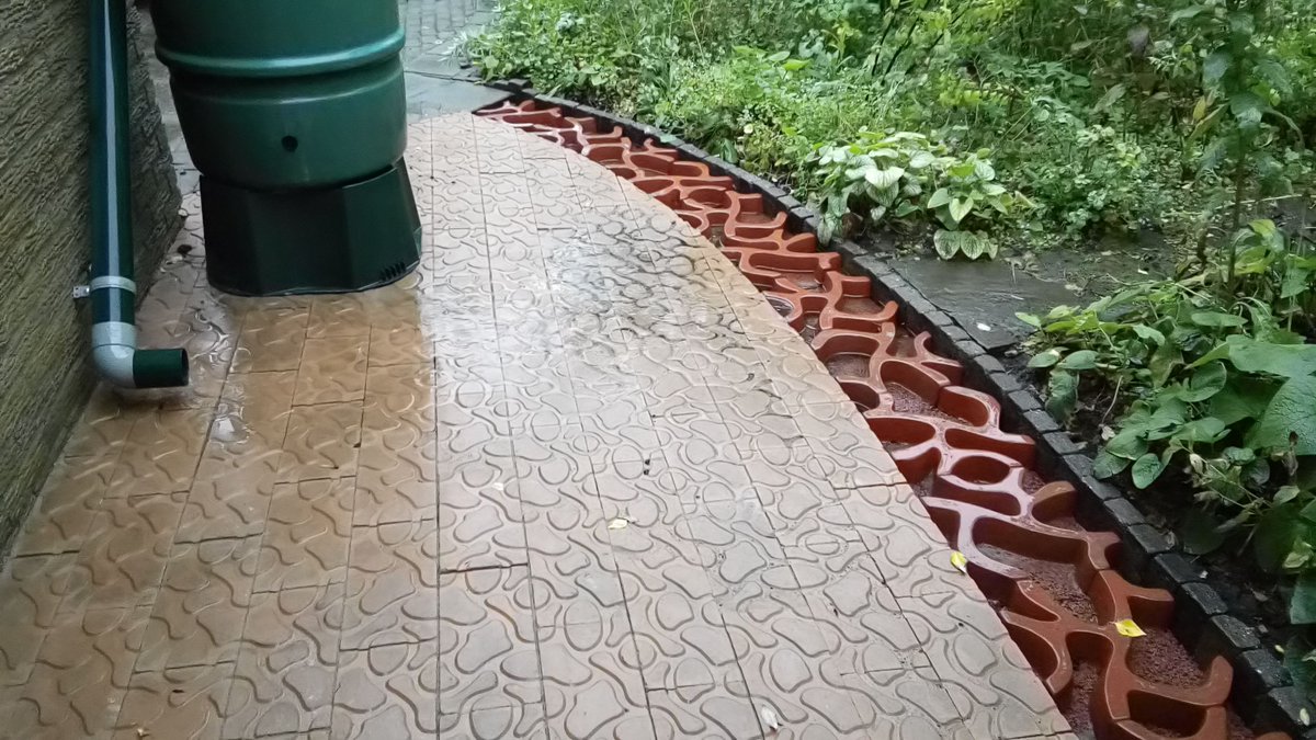 Voor en na de bui: deze foto's zijn 10 minuten na elkaar gemaakt. De waterdoorlatende #Flood-tegel zorgt ervoor dat al het regenwater de grond inloopt. Zo brengen we de natuurlijke watercyclus terug naar het stedelijk gebied!