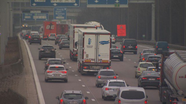 VTMNIEUWS's tweet photo. Het komende uur wordt er ijzel verwacht in Oost- en West-Vlaanderen, Brabant en Luik. Dat kan voor gevaarlijke situaties op de weg zorgen. https://t.co/iLzbEXiYHV https://t.co/VEUSGqoiIZ
