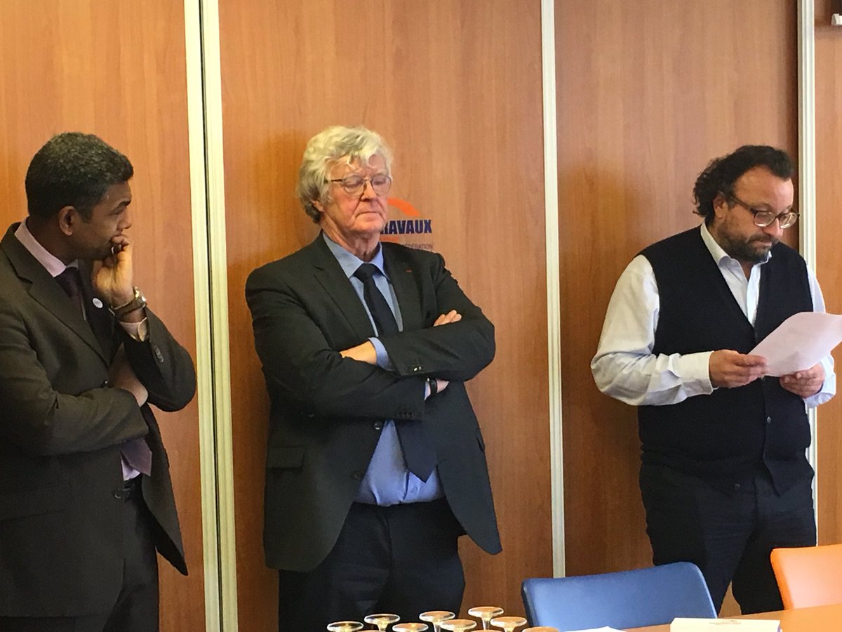 FRTPBourgogne's tweet photo. Remise des diplômes Tuteurs TP à la FRTP BFC. Merci à Christian Tridon pour sa présence et Denis Hameau, CRBFC @FNTP_info @polexcellenceTP @ARIQBTP21 @constructys_bfc https://t.co/218MO4On7a