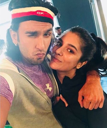 MovifiedBolly's tweet image. #RanveerSingh with #PoojaGor on the sets of #GullyBoy