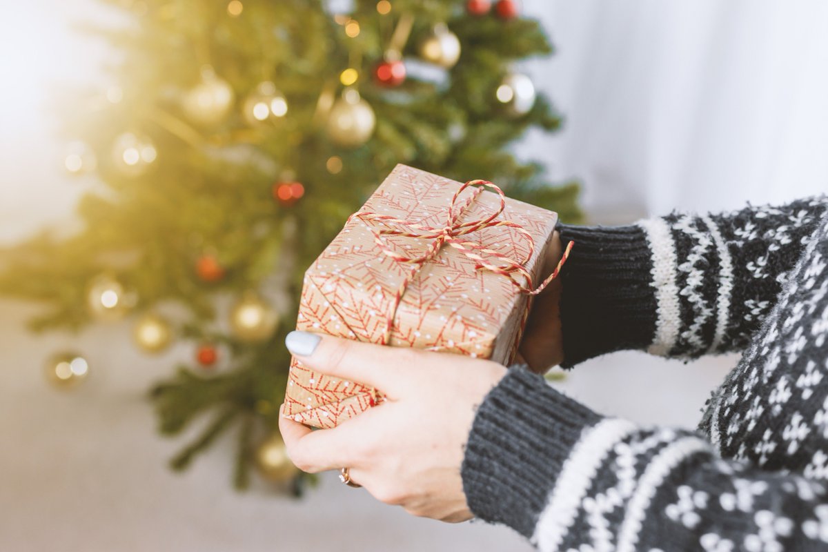 CryptoCampMedia's tweet photo. Tip of the day: Find one favorite crypto project and stick to it till the end of 2018. You can invest in other projects too - but try to find that very special one and keep it till the end of the year. Who knows... it may turns out to be your best Christmas gift so far ;) https://t.co/GLtkUQP9co