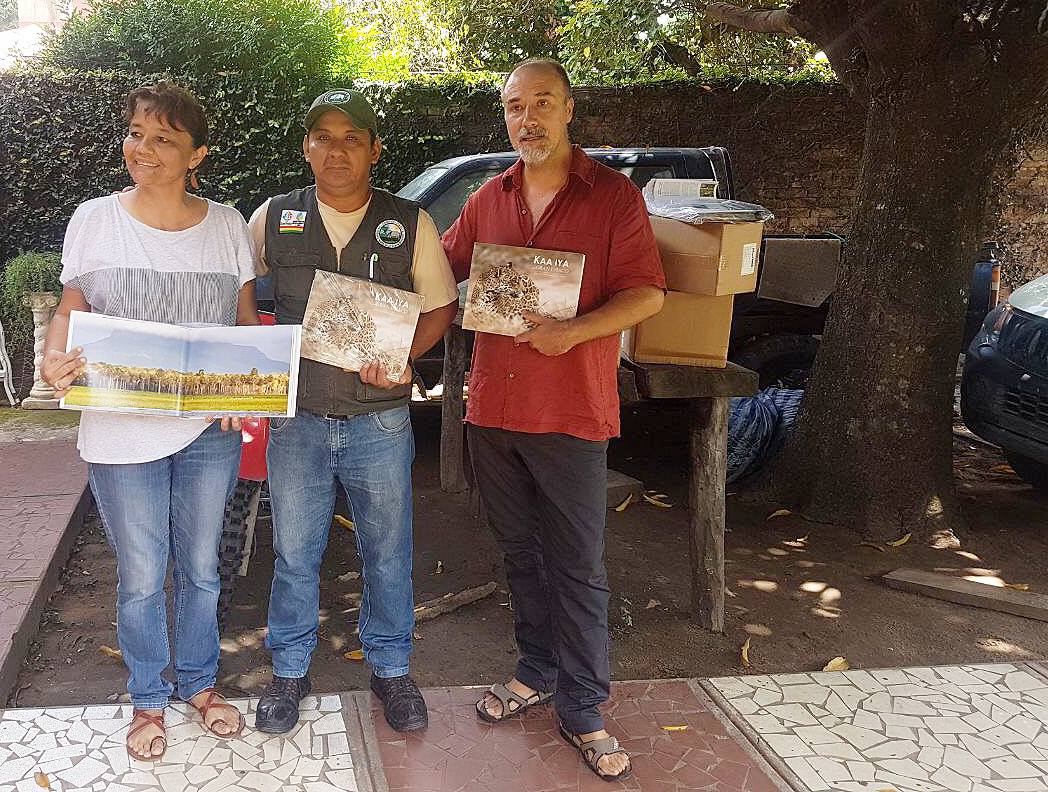 territoriosvivo's tweet photo. Entrega de los 60 ejemplares del libro "Kaa Iya del Gran Chaco" a la dirección del parque nacional #KaaIya #Bolivia , que desde Territorios Vivos hemos apoyado económicamente. En la foto, Daniel y Rosa , autores. Y Jorge , responsable de guardaparques. https://t.co/yjQfW4ibxw