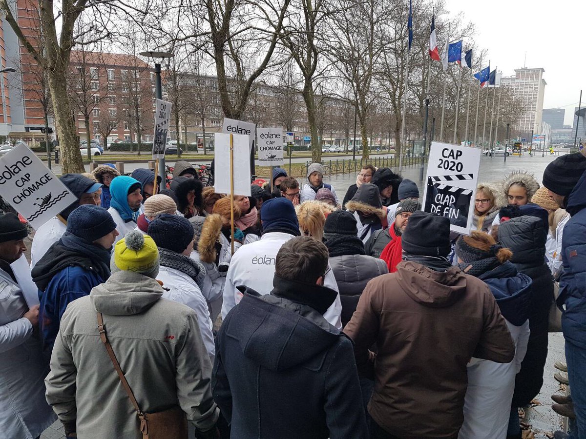 AQuatennens's tweet photo. Après 7 jours de grève, les salariés d’#Eolane #Roncq sont ce matin devant le Conseil Régional. Ils savent que leur usine va fermer. Ils réclament simplement des garanties financières pour le Plan de Sauvegarde de l’Emploi. Leur dignité mérite notre soutien. @EolaneGroup https://t.co/lJLEg6t2OX